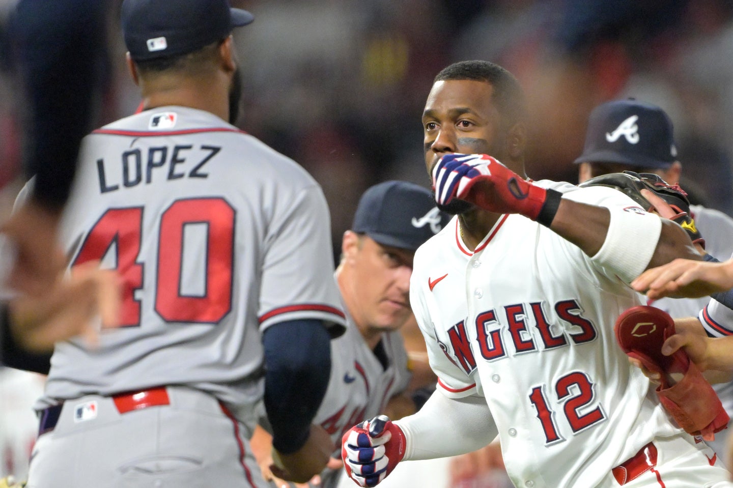 エンジェルス戦で大乱闘が発生。ブレーブスの先発ロペス（左）とエンジェルスのソレーア（右）が睨み合った。(C)Getty Images