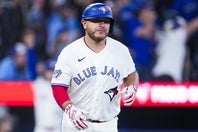 骨折のため約６週間の離脱が見込まれた正捕手のカーク。(C)Getty Images