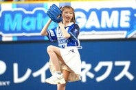 セレモニアルピッチに臨んだAKB48の千葉恵里さん。写真：萩原孝弘