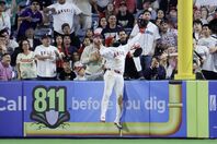 ホームランを３度にわたり阻止したアデル。９回にはスタンドに飛び込みながらもナイスキャッチ。(C) Getty Images