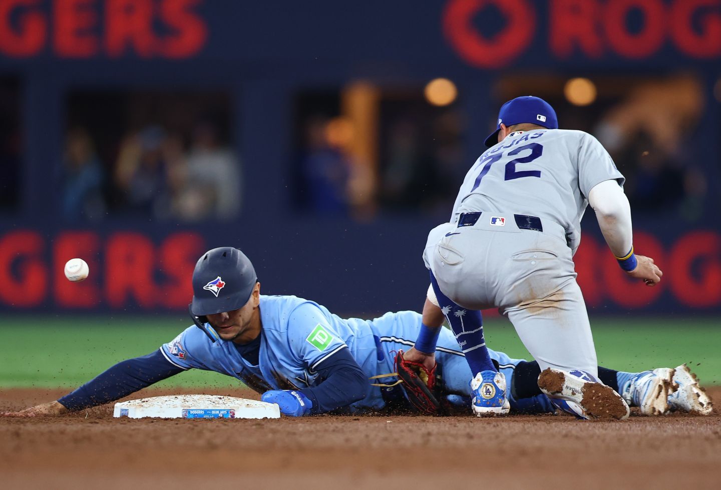 ロハスが二塁ベースで捕球を逃した痛恨のワンプレー。(C) Getty Images