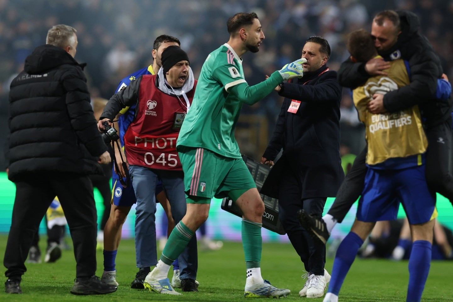 PKのメモをボールボーイに盗まれ、試合後、激高するドンナルンマ（中央）。(C)Getty Images