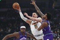 ヨキッチはキャリア初のリバウンド王とアシスト王が当確。MVPは掴めなくとも、大偉業なことに変わりはない。(C)Getty Images