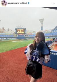 始球式の雨天中止を報告した中田花奈さん。ユニ姿もキマって準備万端だったが…。写真：公式インスタグラム（@nakadakana_official）のスクリーンショット