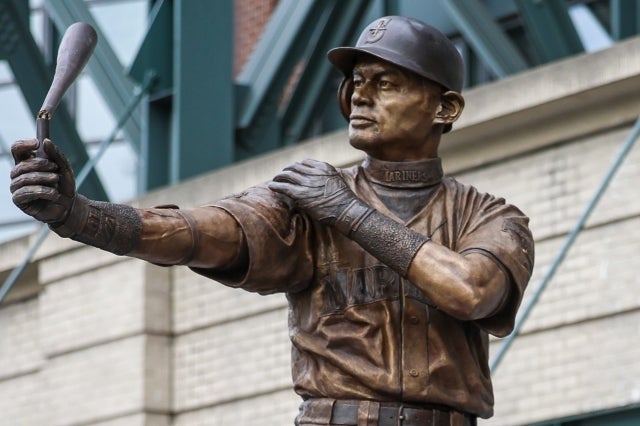 マリナーズ本拠地前に完成したイチローの銅像 まさかのハプニングに
