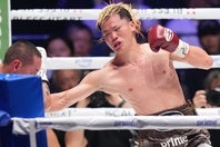 試合の主導権を握った那須川天心は再起戦でTKO勝利を飾った。写真：産経新聞社