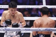 坪井（左）とゲバラ（右）の一戦は無効試合になった。写真：森田直樹/アフロスポーツ