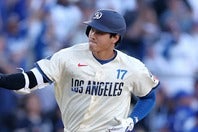 本拠地ファンの前で今季初めてホームランを披露した大谷。(C) Getty Images