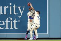 ５回の守備であわや衝突の場面があったT・ヘルナンデス（左）とパヘス。ダグアウトで激しく口論する場面もあった。(C) Getty Images