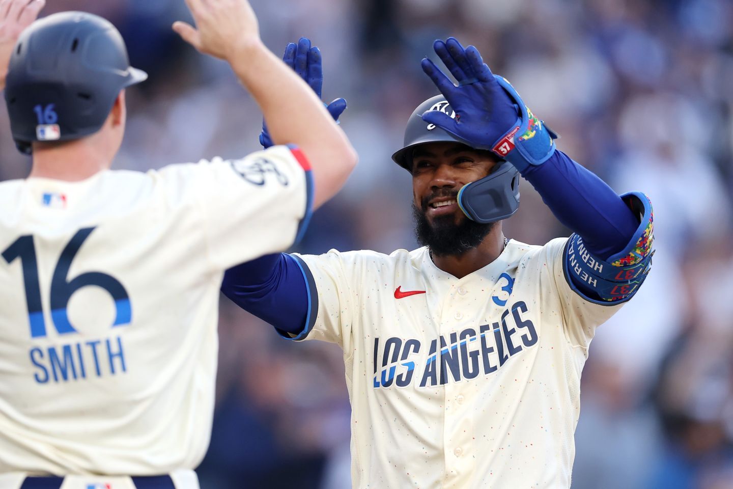 テオスカー・ヘルナンデスが決勝の３ランホームランを放った。(C) Getty Images