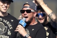 ロバーツ監督から指揮官としての資質があると評されたロハス（中央）。(C) Getty Images