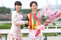 桜花賞を制した松山騎手（右）に花束を贈る見上愛さん（左）。今年もJRAの年間プロモーションキャラクターを務める。写真：産経新聞社