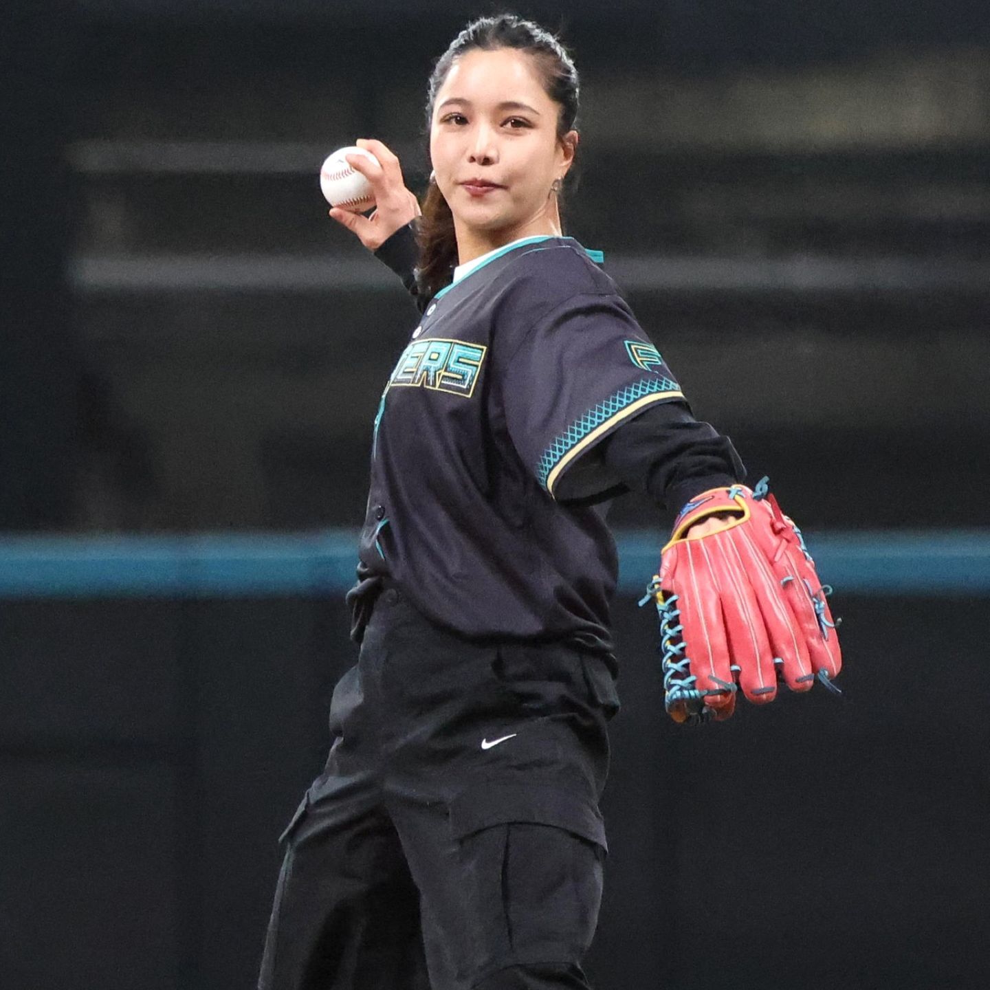 自身５度目の始球式に臨んだ高梨。今回もノーバウンド投球を実現できず、悔しさを口にした。写真：産経新聞社