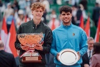 モンテカルロ決勝でアルカラス（右）をストレートで下したシナー（左）。クレーで初のATPマスターズ1000タイトルを獲得した。（C）Getty Images