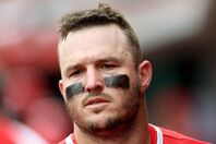 三塁走者のトラウトに打球が直撃…。(C) Getty Images