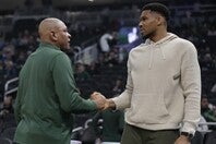 ヤニス（右）もリバースHC（左）の退任は聞かされていなかったようだ。(C)Getty Images