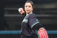 自身５度目の始球式に臨んだ高梨。初めてのエスコン訪問を大いに楽しんだようだ。写真：産経新聞社