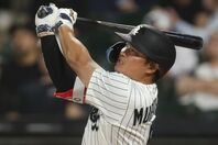 ９回２死、意地で放ったWソックス村上の第５号２ラン。(C) Getty Images