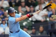 ９回に同点適時打を放ち、勝利につなげた岡本和真。(C) Getty Images