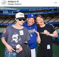 ドジャースタジアムを訪れたBIGBANGメンバーとロバーツ監督。写真：球団公式SNSのスクリーンショット（＠ dodgers）