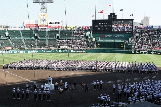 昨年に続き今年も夏の甲子園開会式は夕方に行なわれる。写真：梅月智史（THE DIGEST写真部）