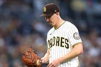 肩を落として降板するビューラー。この直後、手に持つグローブを叩きつけた。(C)Getty Images