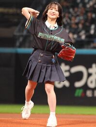 エスコン始球式で会場を沸かせた川村結衣さん。イニング間にはキレッキレのきつねダンスも披露した。写真：産経新聞社