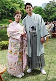 春の園遊会に参加した三浦璃来（左）と木原龍一（右）。写真：代表撮影