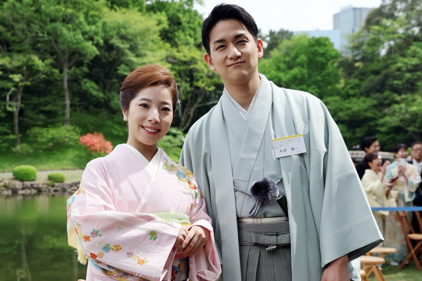 春の園遊会に参加した三浦璃来（左）と木原龍一（右）。写真：代表撮影