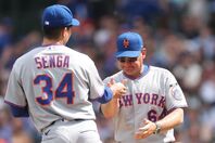 千賀からボールを受け取るメンドーサ監督。メッツは22年ぶりの９連敗を喫した。(C) Getty Images