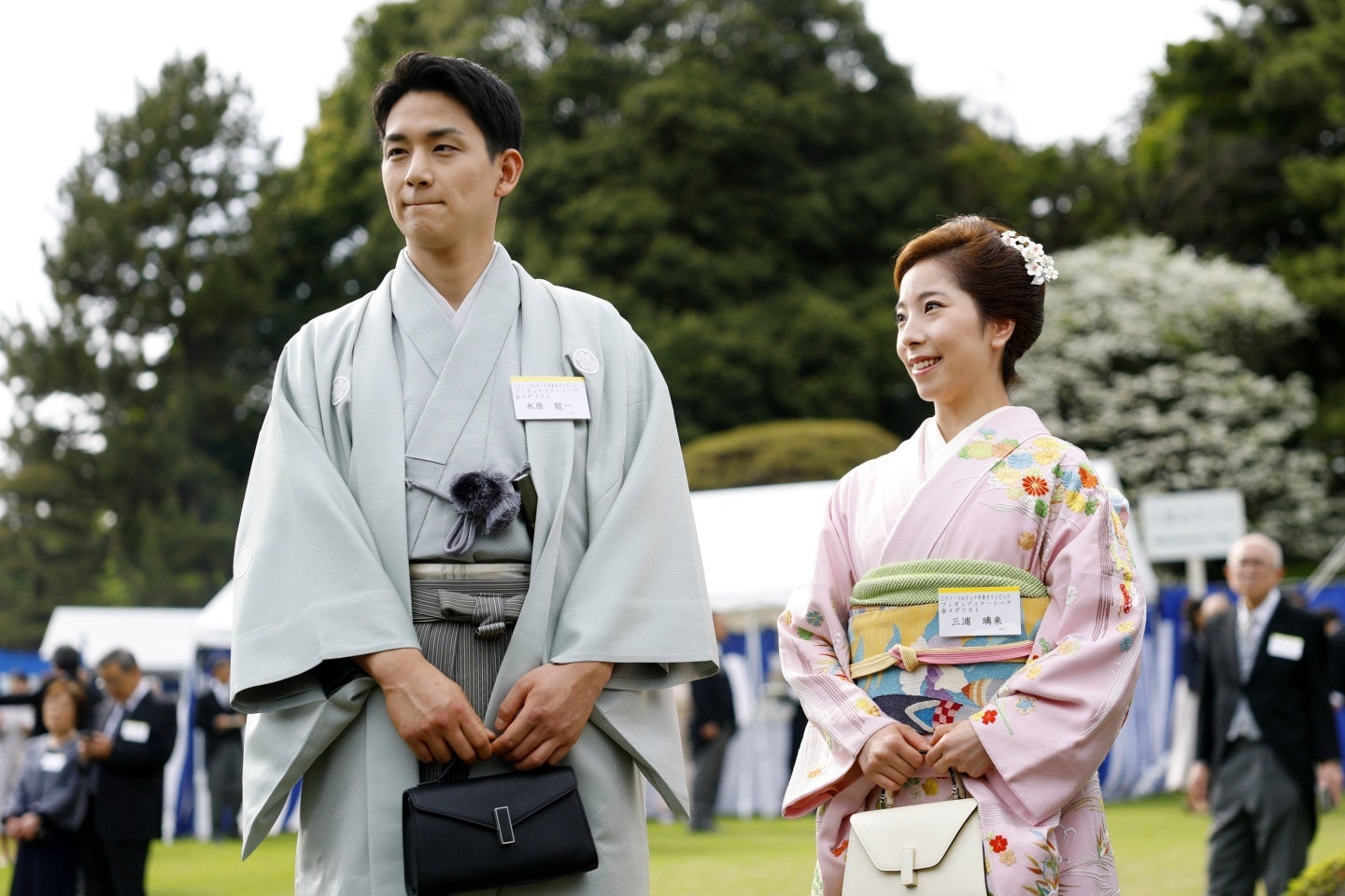 お揃いのバックで春の園遊会に参加したりくりゅう。写真：代表撮影