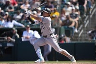 今季７号HRをバックスクリーンに放った村上。(C)Getty Images