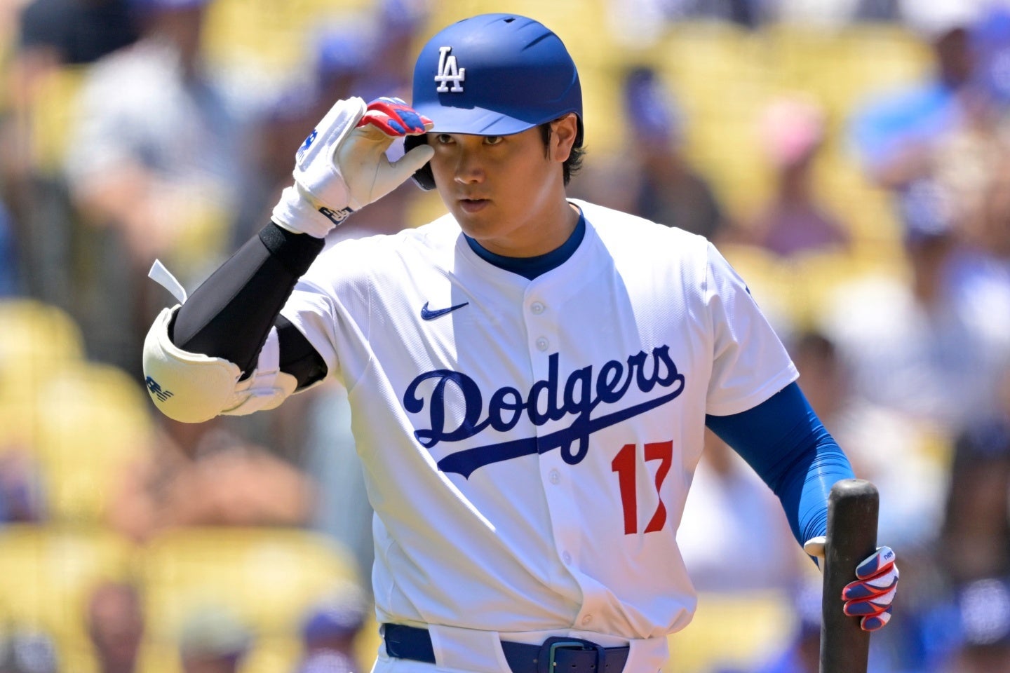 大谷はロッキーズとの試合前にファンへ神対応をした。(C)Getty Images