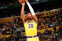 大事なプレーオフ初戦、八村が攻守で躍動した。(C)Getty Images