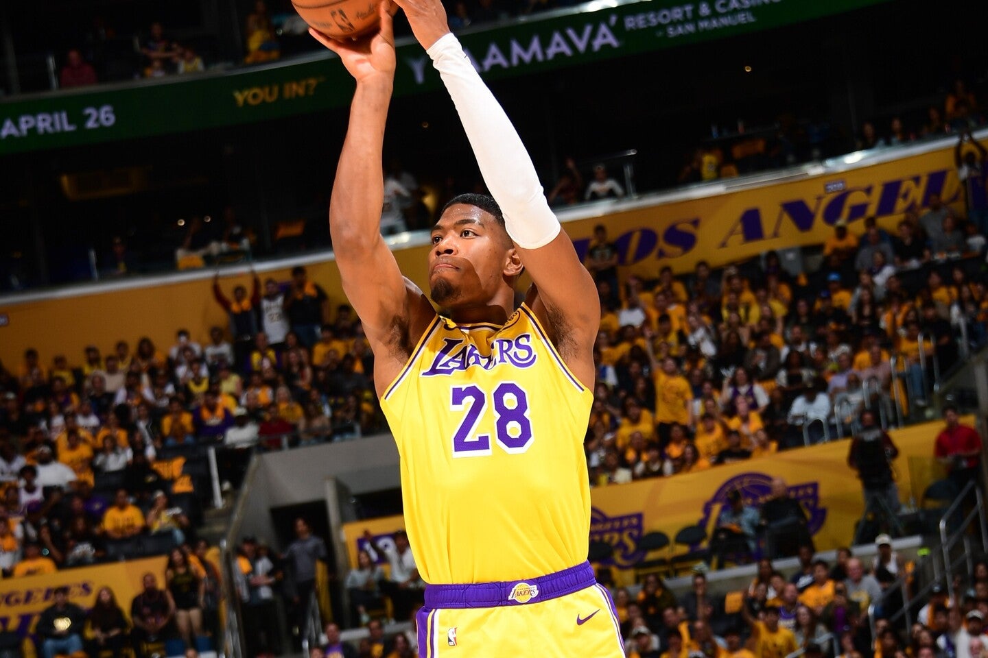 大事なプレーオフ初戦、八村が攻守で躍動した。(C)Getty Images