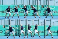 田口涼太郎プロが武器とする回り込みフォアハンド。大股で移動距離を稼いでから小股で調整し、軸足である右足にグッと乗るのが、良いボールを打つポイントだ。(C)THE DIGEST