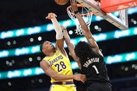 アメン・トンプソン(右)に豪快ブロックをお見舞いした八村。(C)Getty Images