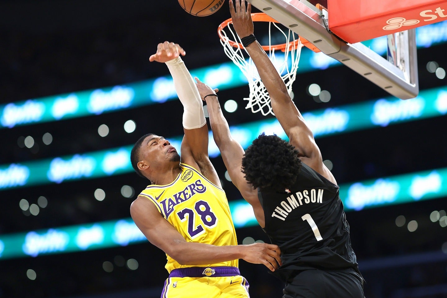 アメン・トンプソン(右)に豪快ブロックをお見舞いした八村。(C)Getty Images