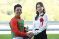 １着13番のコガネノソラ・菊沢一樹騎手と握手したプレゼンターを務めた紺野彩夏さん。写真：産経新聞