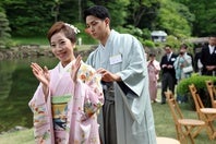 三浦（左）の帯を直してあげる木原（右）。写真：代表撮影