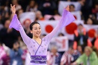 元世界女王の浅田真央さん。海外イケメンスケーターと密着する記念ショットが話題を集めている。(C)Getty Images