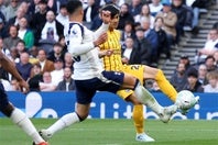 タイミングがぴったり合った三笘のボレーはトッテナムゴールを完ぺきにとらえた。(C)Getty Images