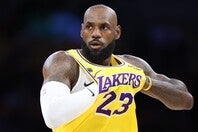 19得点、13アシストの活躍でレイカーズをプレーオフ白星発進に導いたレブロン。(C)Getty Images