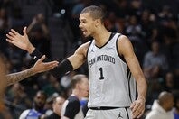 史上最年少＆初の満票で最優秀守備選手賞に輝いたウェンバンヤマ。(C)Getty Images