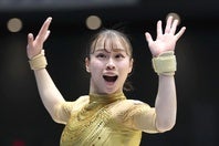 体操全日本個人総合でゆか運動をする杉原愛子。写真：産経新聞社