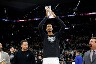 ウェンバンヤマはスパーズの選手として史上４人目の最優秀守備選手賞に輝いた。(C)Getty Images