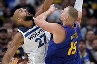 守護神ゴベア(左)は第４クォーターにヨキッチ(右)を２得点に封じ込め、ウルブズの勝利に大きく貢献した。(C)Getty Images