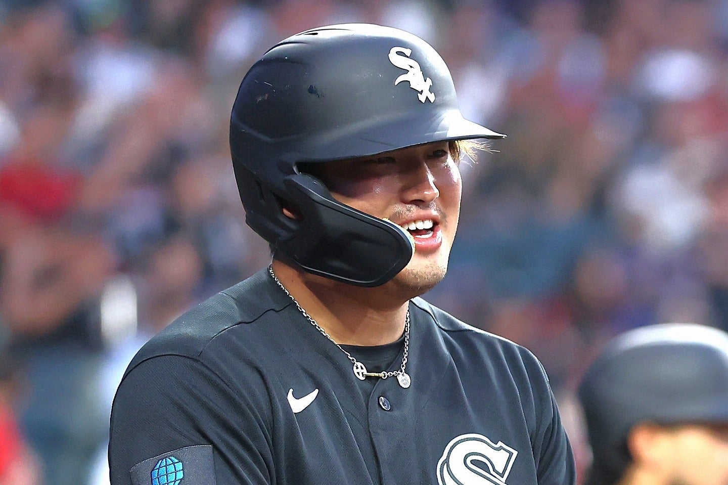 チームメイトから完璧なお辞儀を受けた村上。(C)Getty Images