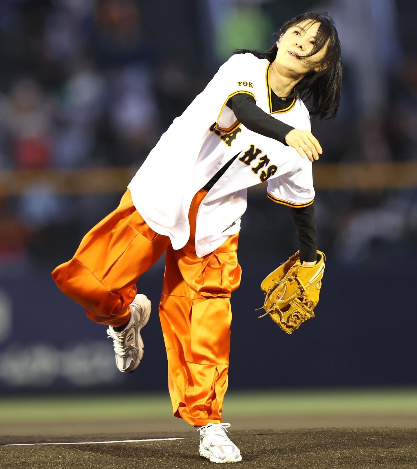 前橋開催の巨人戦に群馬出身タレントのレジェンド、井森美幸さんが登場。惜しくも“ショーバン投球”となった。写真：産経新聞社