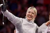 パリ五輪フェンシングのサーブル団体で銅メダルを獲得した江村美咲。(C)Getty Images